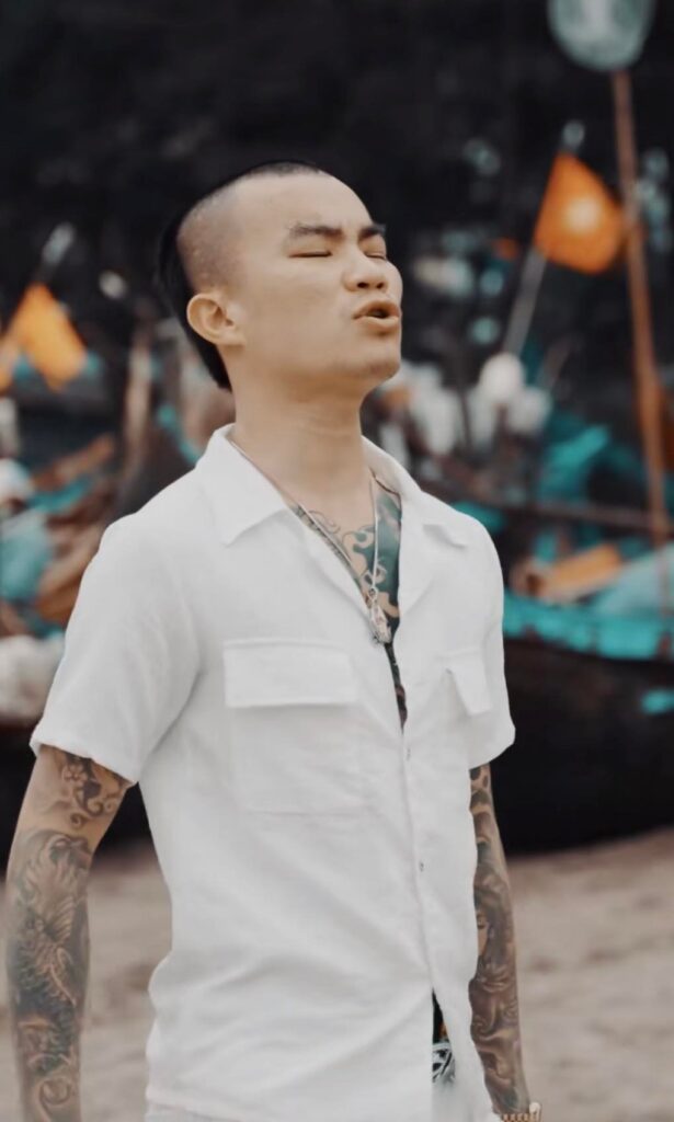 diện mạo mới ''độc lạ'' của Long 9 ngón trong MV ca nhạc