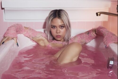 Tạo hình của nữ diễn viên trong MV
