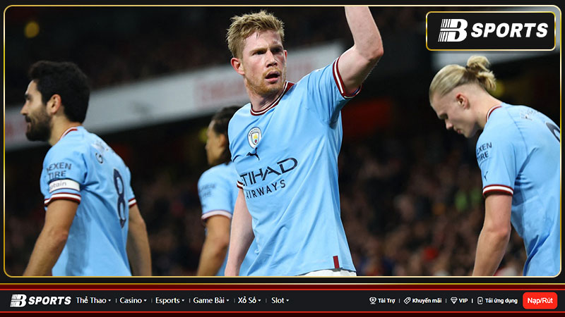 De Bruyne bị fan Arsenal ném vào người 2 chai nước