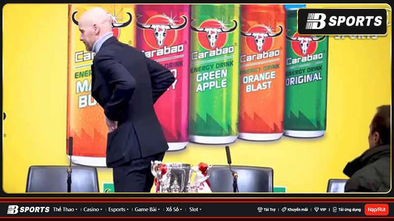 Erik ten Hag bỏ quên cúp Carabao và chữa cháy hài hước