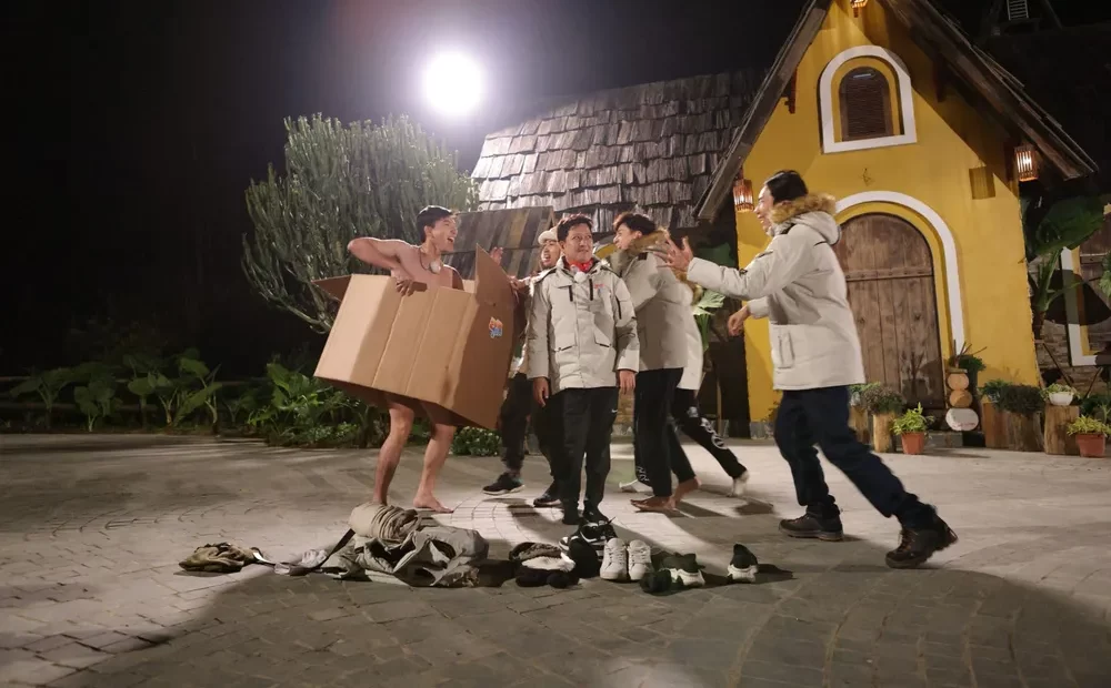 Anh phải sử dụng bìa carton để che đi phần nhạy cảm 