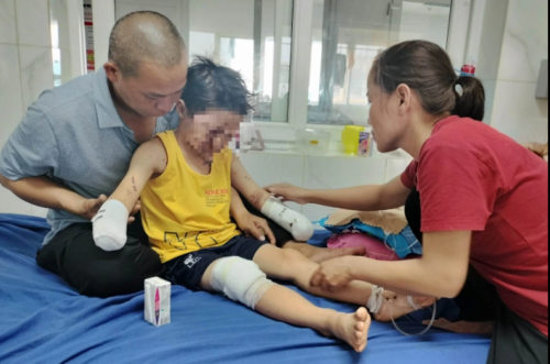 Bố và mẹ bé trai 8 tuổi 