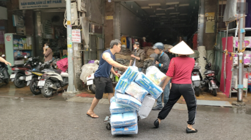 Những xe đẩy được tận dụng triệt để để vận chuyển hàng hóa