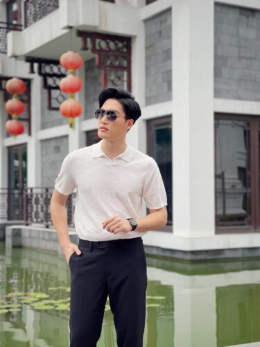 vóc dáng cao ráo cùng gương mặt góc cạnh, nam tính