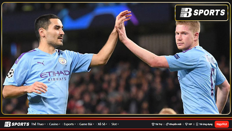 Fan Man City tức giận khi đội của họ bị từ chối một quả penalty muộn.