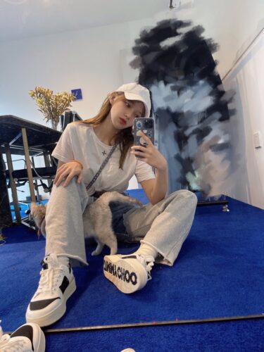 Nữ idol đi giày Jimmy Choo