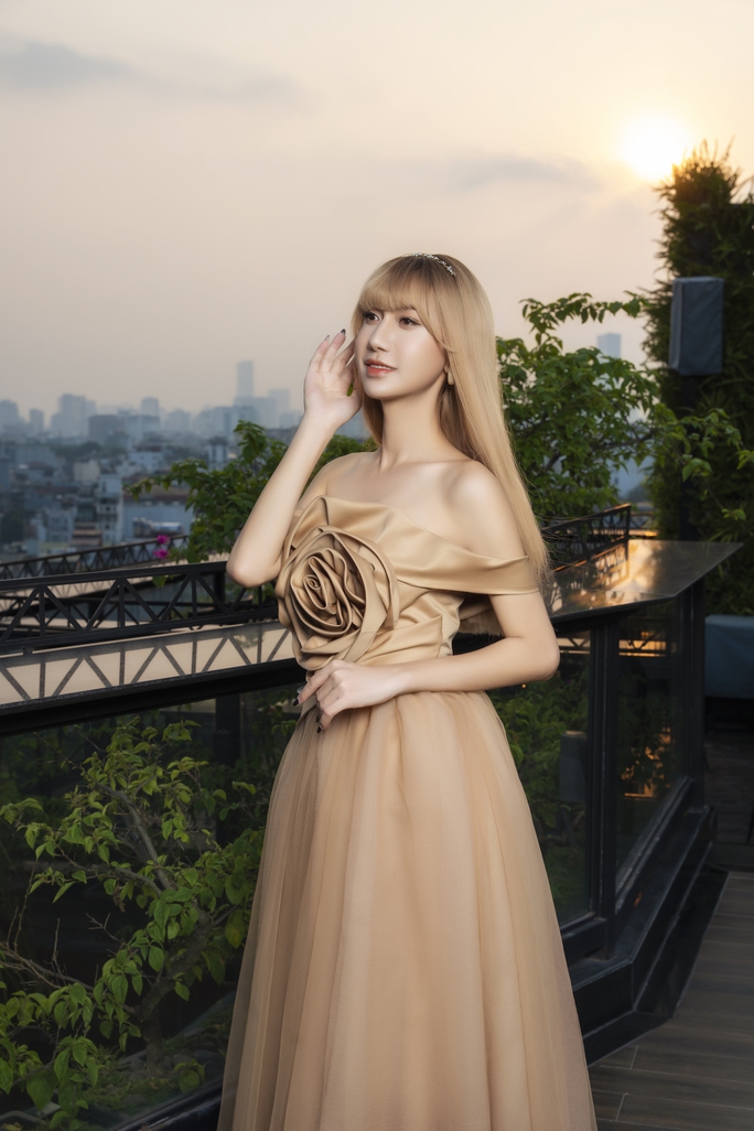 Nữ ca sĩ đẹp yêu kiều trong bộ váy đẹp và thấy tự tin đầy mình