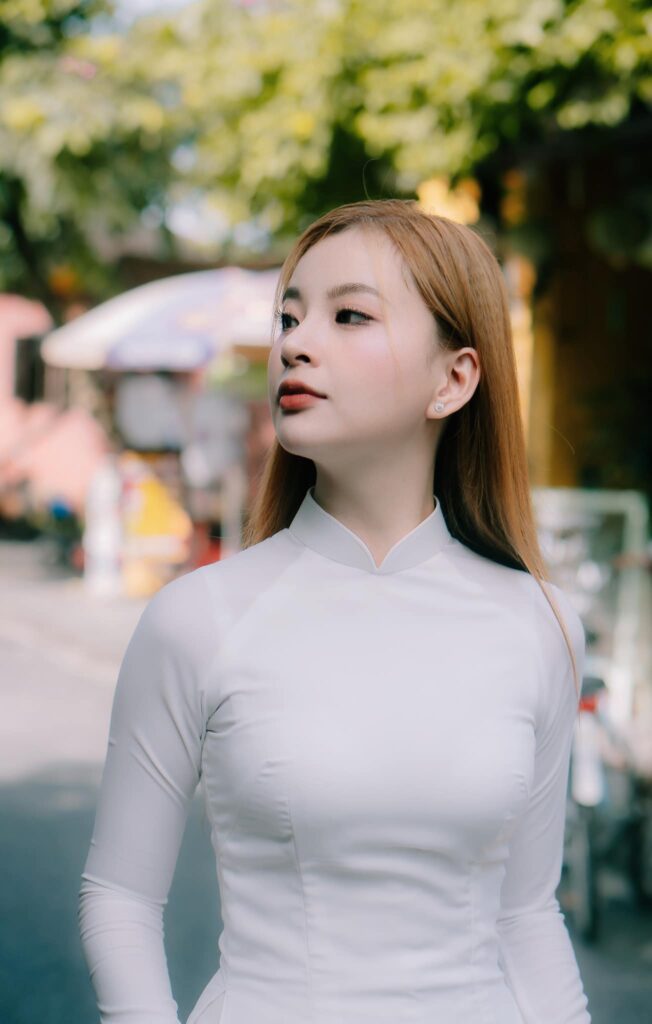 Mèo 2k4 thướt tha trong tà áo dài trắng