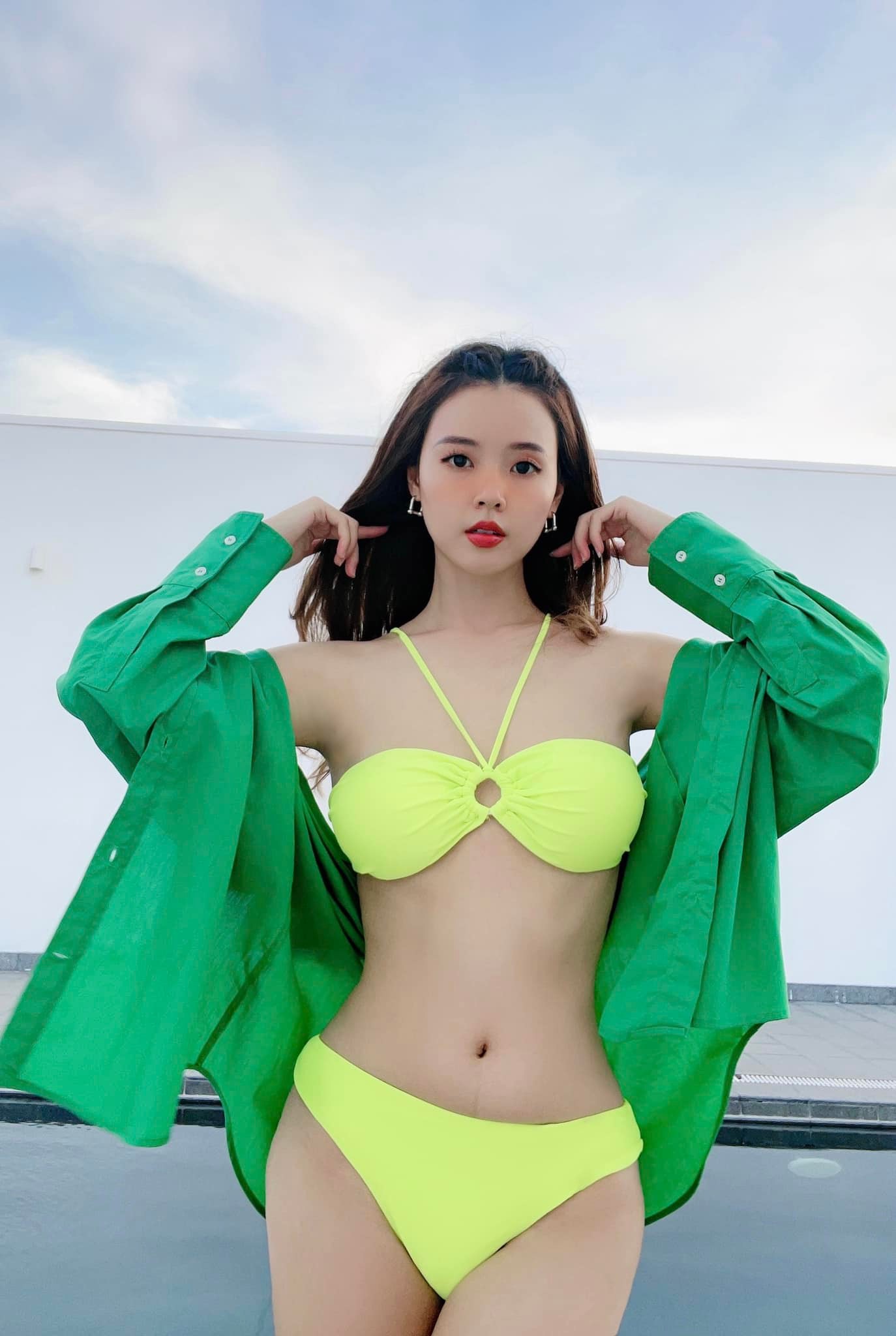 khoe vóc dáng nuột nà cùng làn da trắng không tì vết khi diện bộ bikini rực rỡ, gợi cảm và đầy quyến rũ