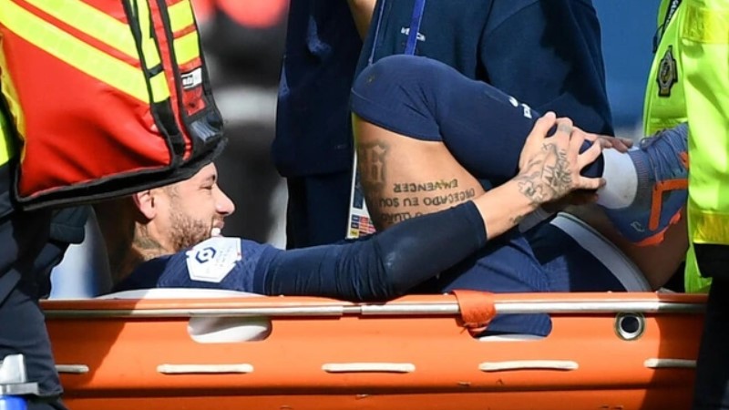 Phút thứ 51 Neymar đã buộc phải rời sân trên cáng, và cầu thủ vào sân thay thế là Hugo Ekitike