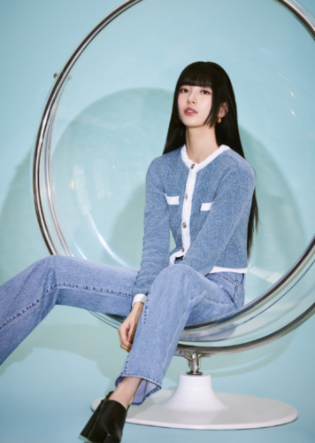 Bộ áo xanh cực tone da của nữ idol