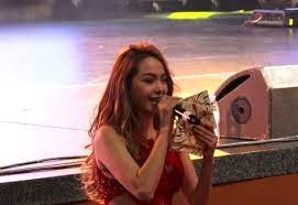 Minh Hằng cầm đĩa 