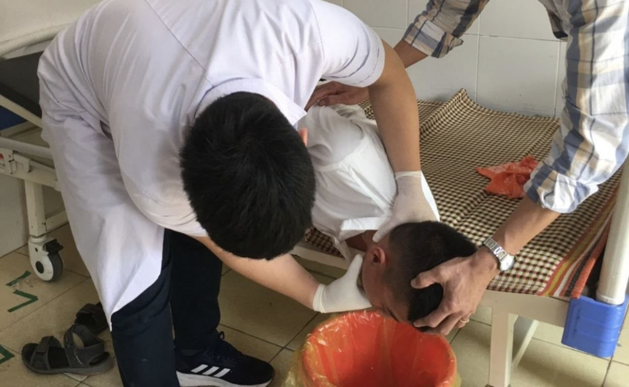 Các bé đau đầu, chóng mặt, nôn nao do bị ngộ độc hạt ngô cực nặng