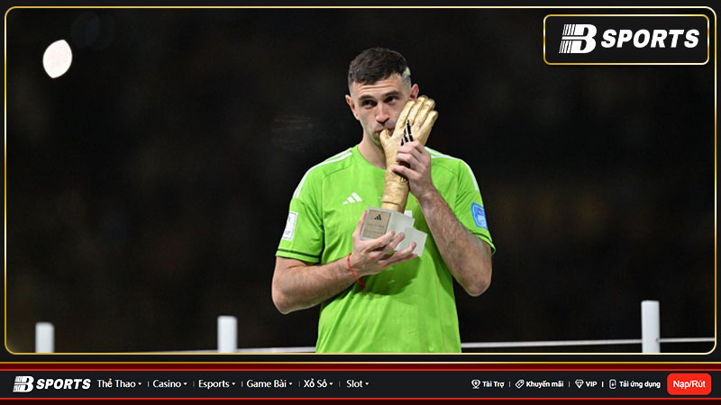 Emiliano Martinez bán găng tay thực sự có ý nghĩa lớn