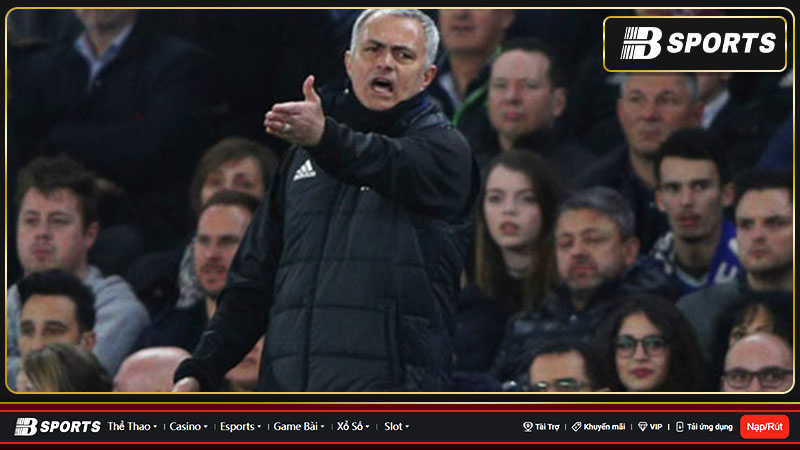 HLV Mourinho bỏ họp báo vì phản đối án phạt từ BTC 