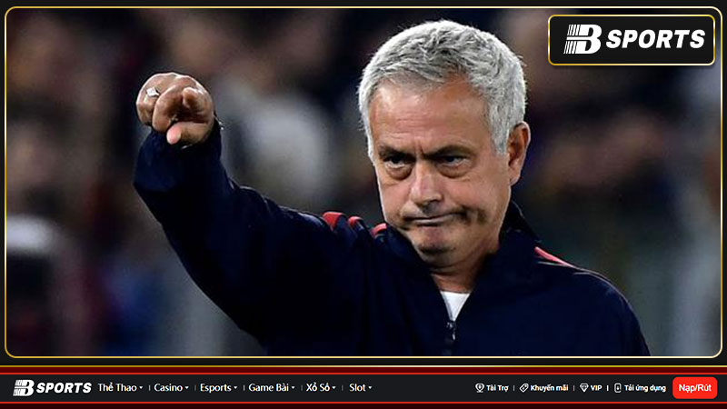 HLV Mourinho chế nhạo Lazio khi bị loại khỏi Conference League