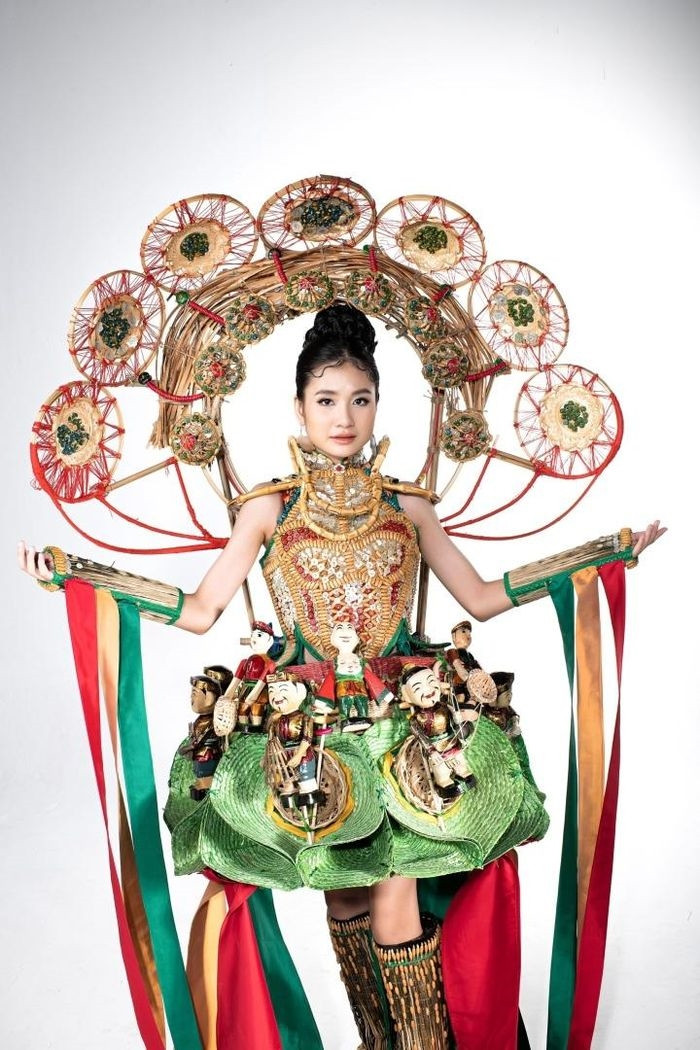 Hoa hậu Nguyễn Thanh Hà mang lên mình bộ trang phục lấy cảm hứng từ múa rối nước Việt Nam