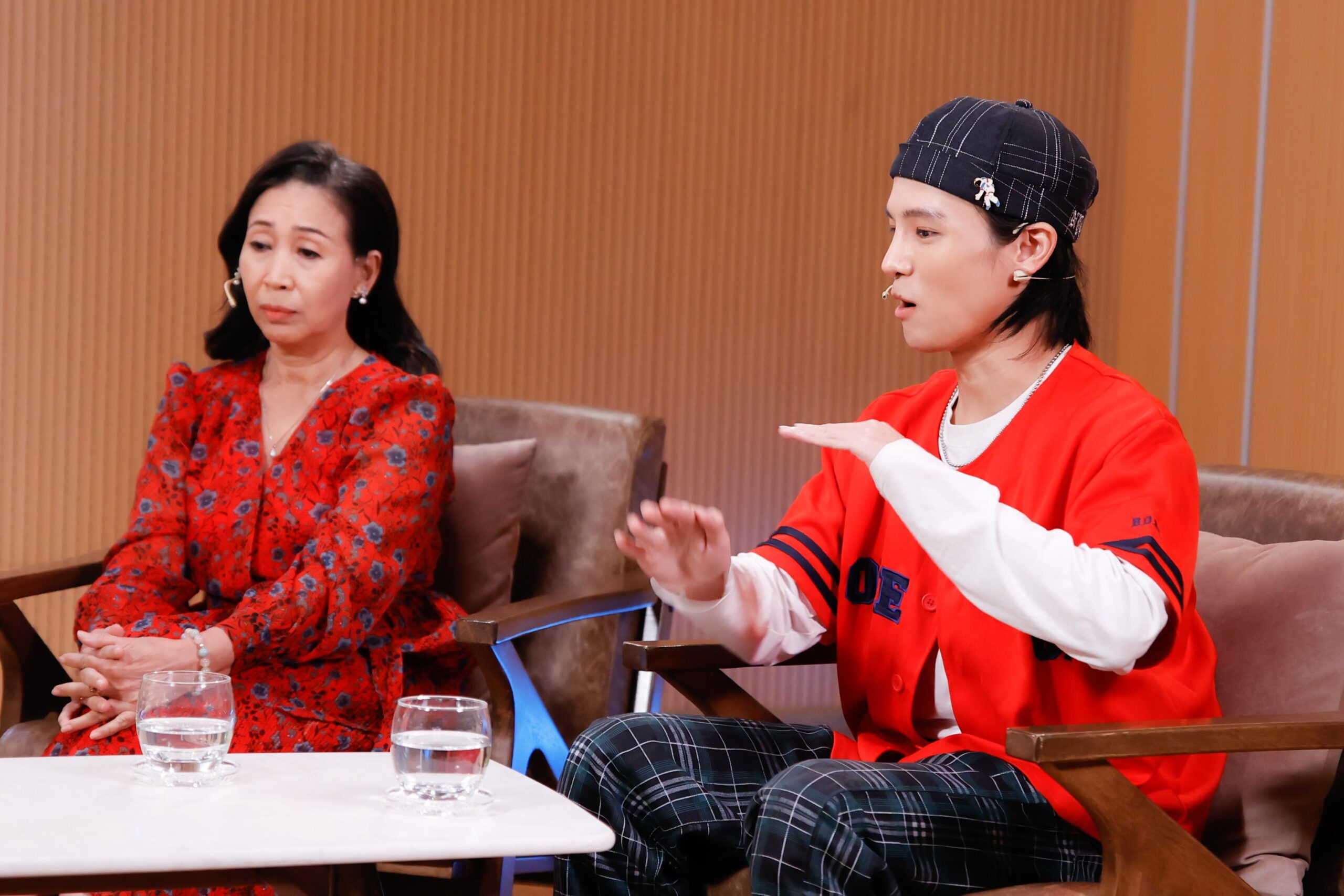 Nam ca sĩ ngồi cùng Mẹ ở một show truyền hình gần đây