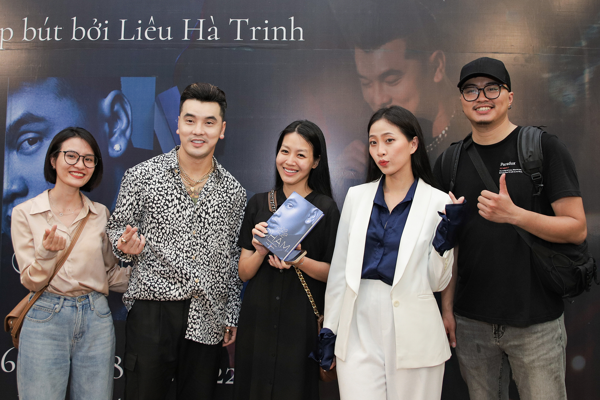 Ưng Hoàng Phúc tại họp báo phát hành sách "Chạm" của mình