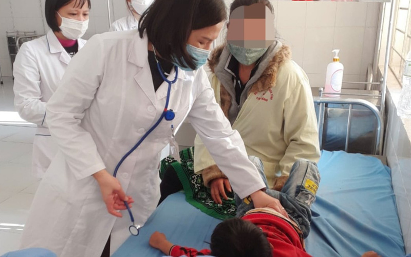 Hình ảnh bac sĩ tham khám cho bệnh nhi