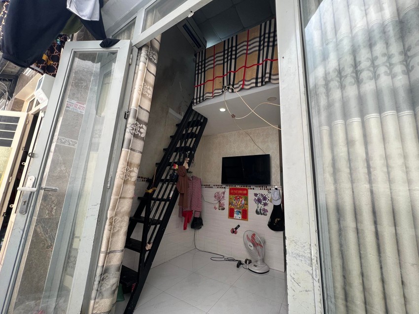 Hiện trường nơi xảy ra vụ việc cha dượng và cô gái trẻ bất ngờ tử vong trong phòng trọ