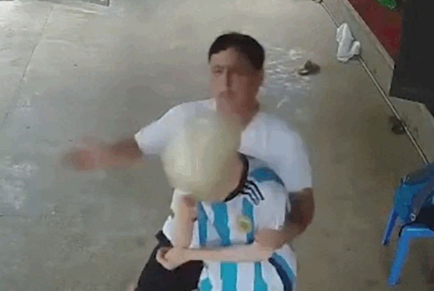 Người đàn ông này đã liên tục vả vào mặt cậu bé