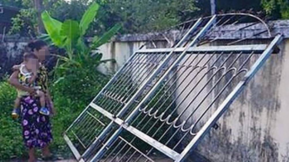 Chiếc cửa sát đã đè lên người cháu bé