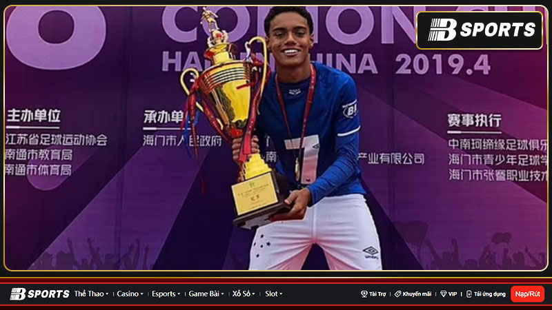 Joao Mendes là con trai của huyền thoại bóng đá Ronaldinho