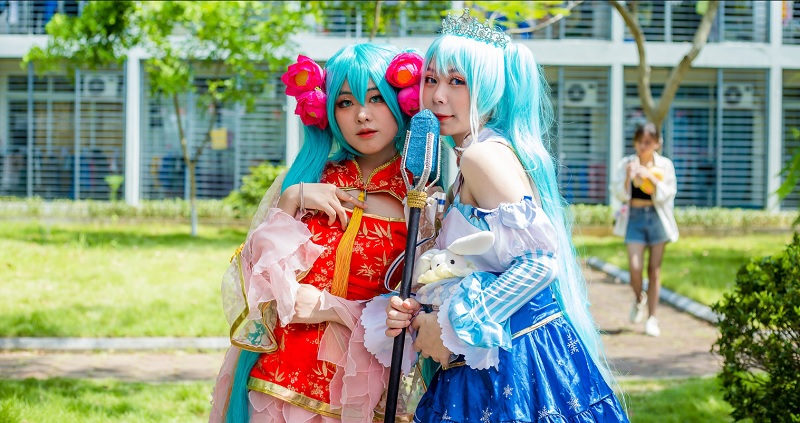 Lens màu giúp mắt cosplayer to tròn và đủ màu