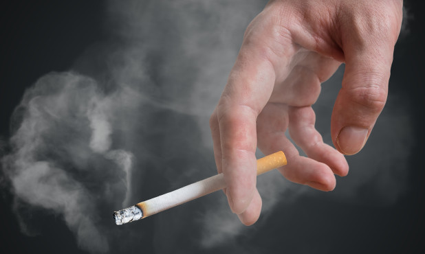Người đàn ông hút thuốc làm cháy nhân tình