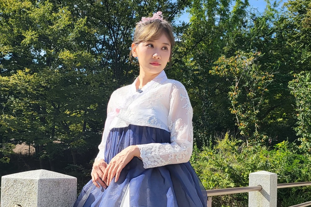 Cô nàng trong bộ hanbok truyền thống