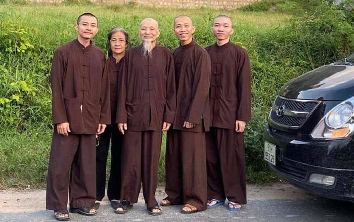 Lê Tùng Vân ở giữa