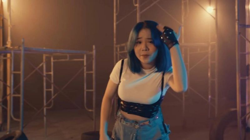 Cô nàng cùng với giọng rap như không rap