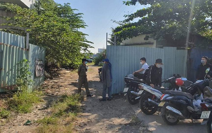 Người dân không lâu sau đó đã báo công an chức năng Người dân không lâu sau đó đã báo công an chức năng