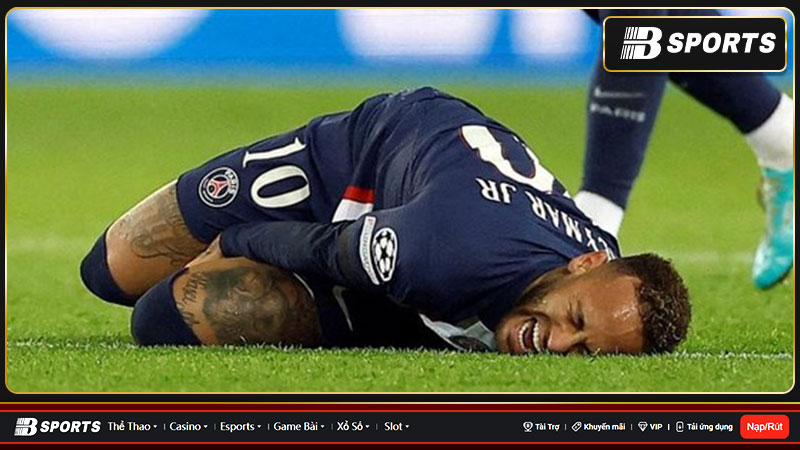 Neymar liên tục bị chấn thương từ những pha triệt hạ của đối thủ