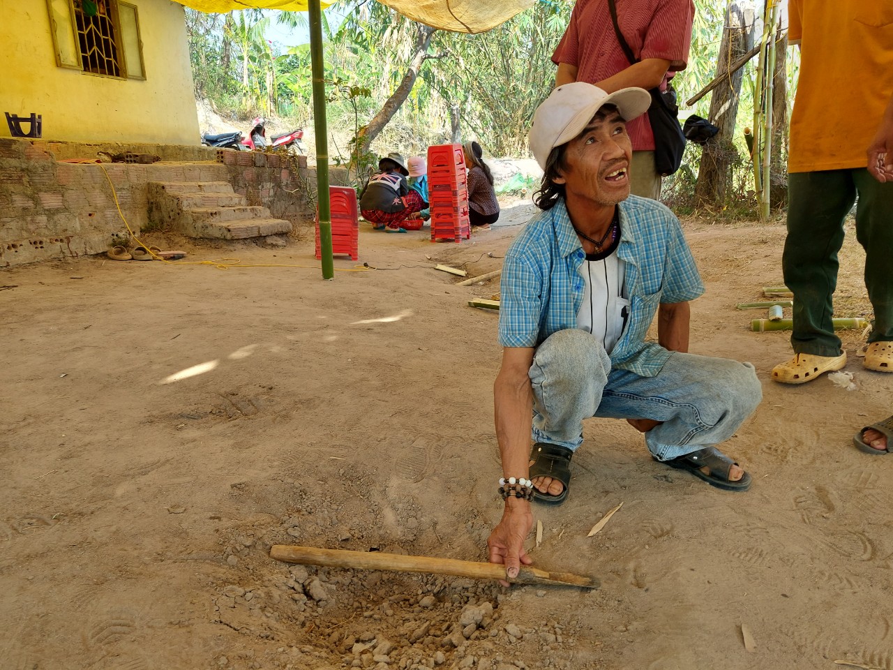 Người dân đang thuật lại sự việc