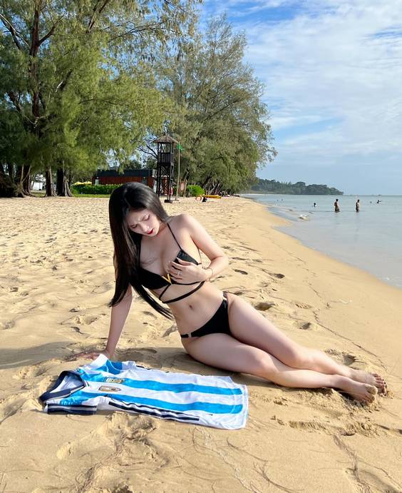 Thân hình cực cháy của cô nàng bên cạnh bờ biền cực cháy mắt