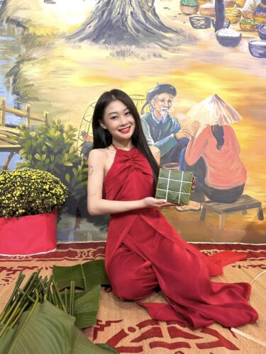 Ngoài ra cô nàng còn được biết đến là một MC về lĩnh vực bóng đá và thường xuyên có xuất hiện trên một số trang về bóng đá