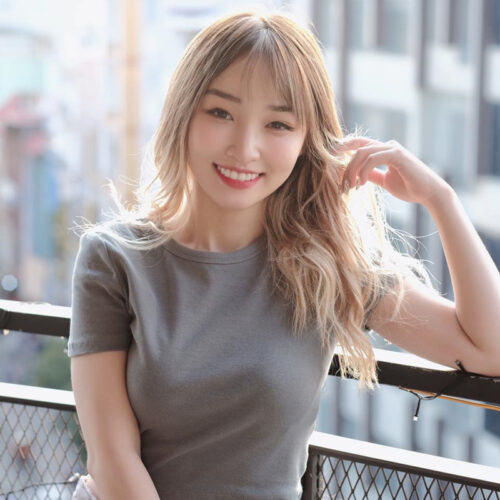 Trong thời gian đầu mới vào nghề, Hoa Nhật Huỳnh đã nhận về không ít bình luận tiêu cực. Nhưng bằng đam mê và ý chí, cô nàng đã vượt qua và đạt được thành công như hôm nay