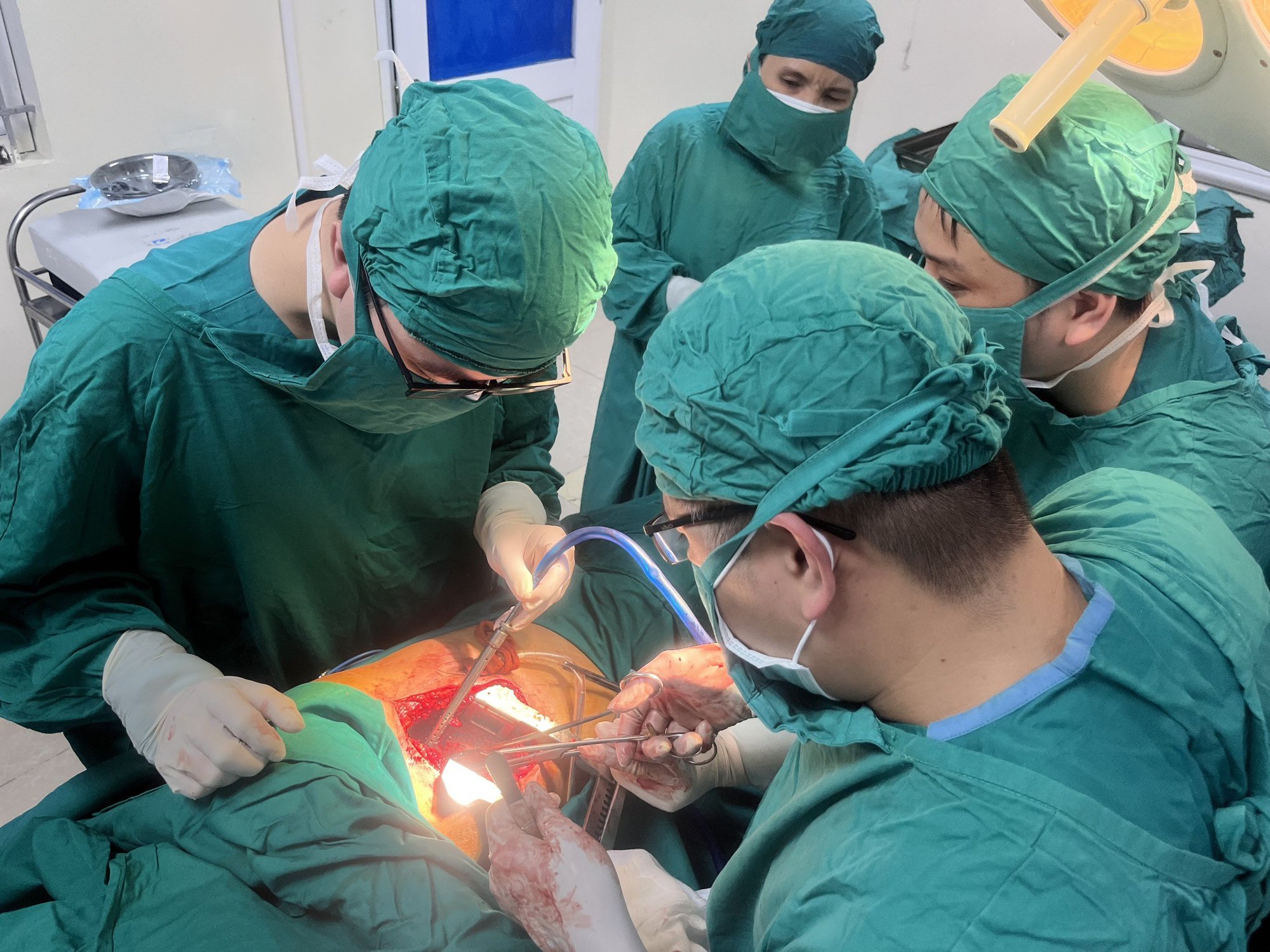 Các bác sĩ của bệnh viện Đa Khoa của tỉnh Hà Tĩnh đã và đang nhanh chóng khẩn trương sơ cứu kịp thời