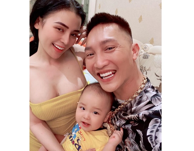 Anh chàng cùng vợ