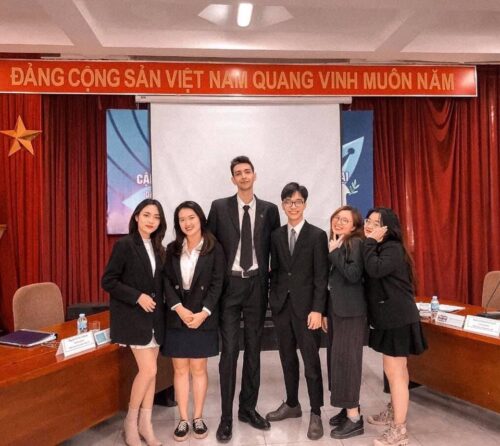 Anh cũng tham gia nhiều cuộc thi lớn khi còn là sinh viên 