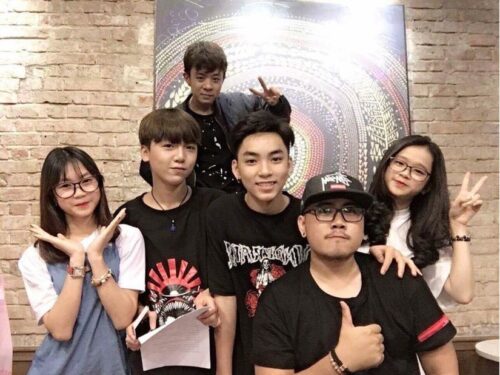 Nhờ sự động viên và ủng hộ hết mình từ những người xung quanh, Vinh Gấu đã tự thành lập lên nhóm Hot Teen với nhiều gương mặt sau đó trở nên quen thuộc với giới trẻ