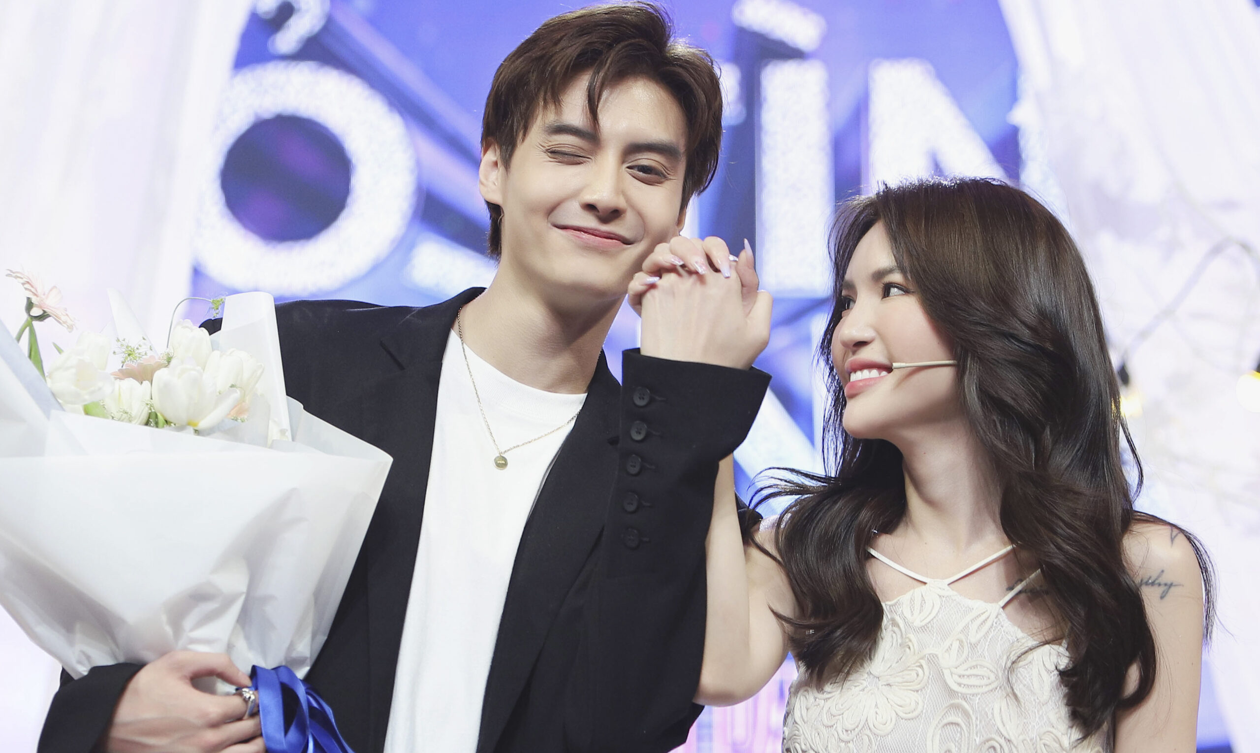 Cặp đôi cùng nhau ra về trong niềm hạnh phúc