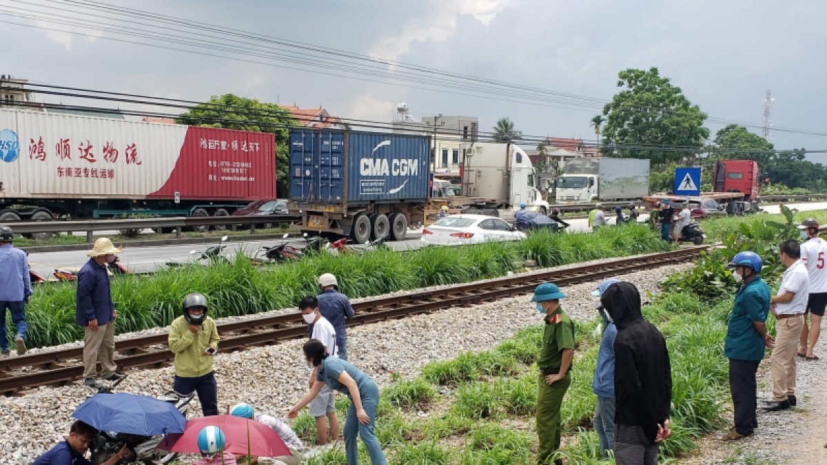 Vụ việc một người đàn ông va chạm với tàu hỏa tử vong tại chỗ, còn xe máy bị kéo lê 100m